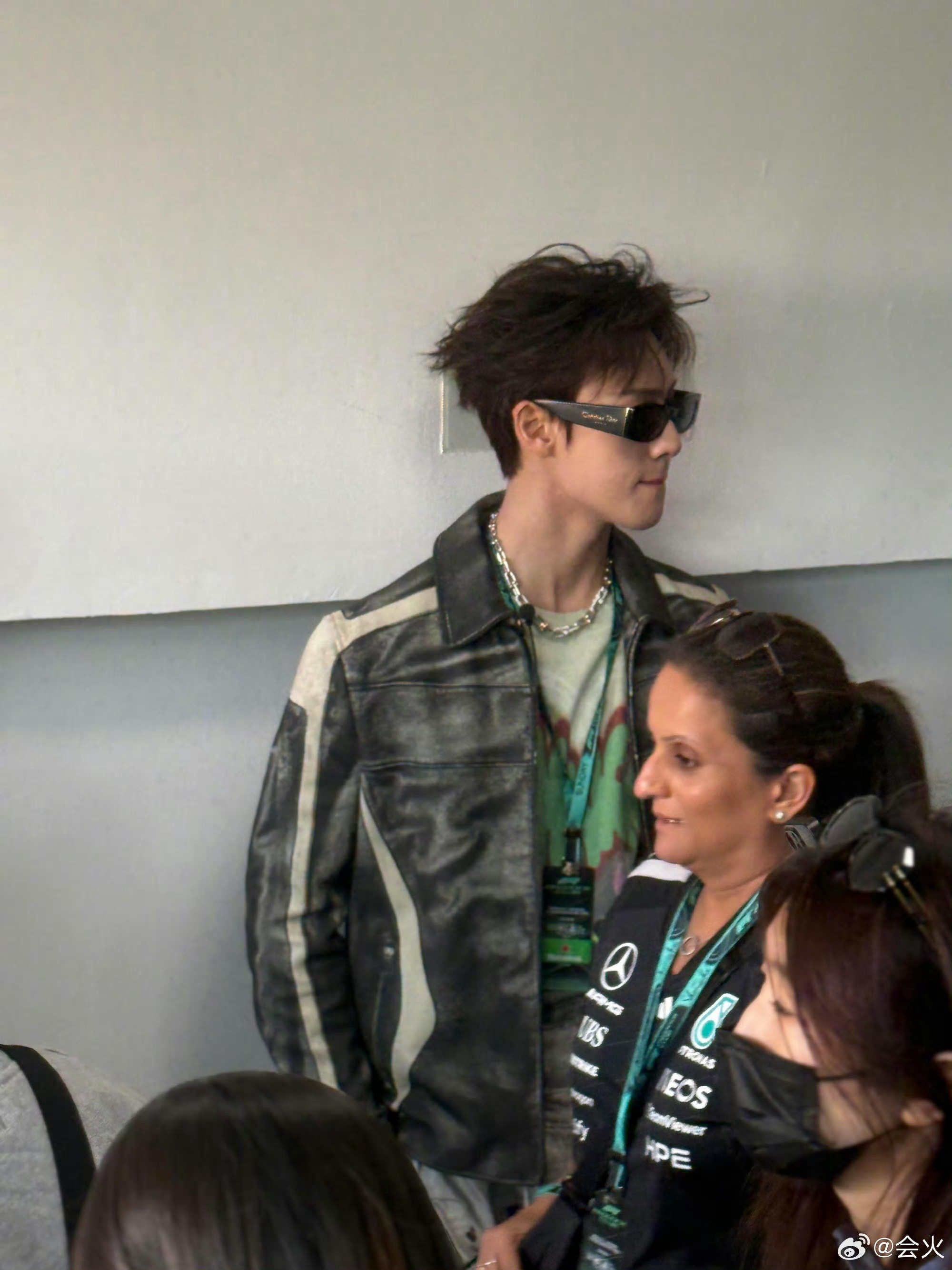 李昀锐F1赛车服造型 赛道与少年适配度满分！李昀锐穿F1赛车服又酷又有型，自带高