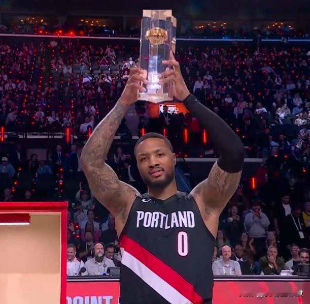 离谱！一场常规赛没打的利拉德，三分大赛狂轰29分夺生涯第3冠！
洛杉矶全明星周末