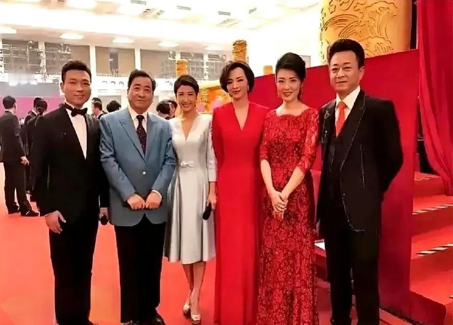 当年荧屏上的他们是那么风华正茂、意气奋发，他们给观众带来了多少欢乐、喜悦和愉快。