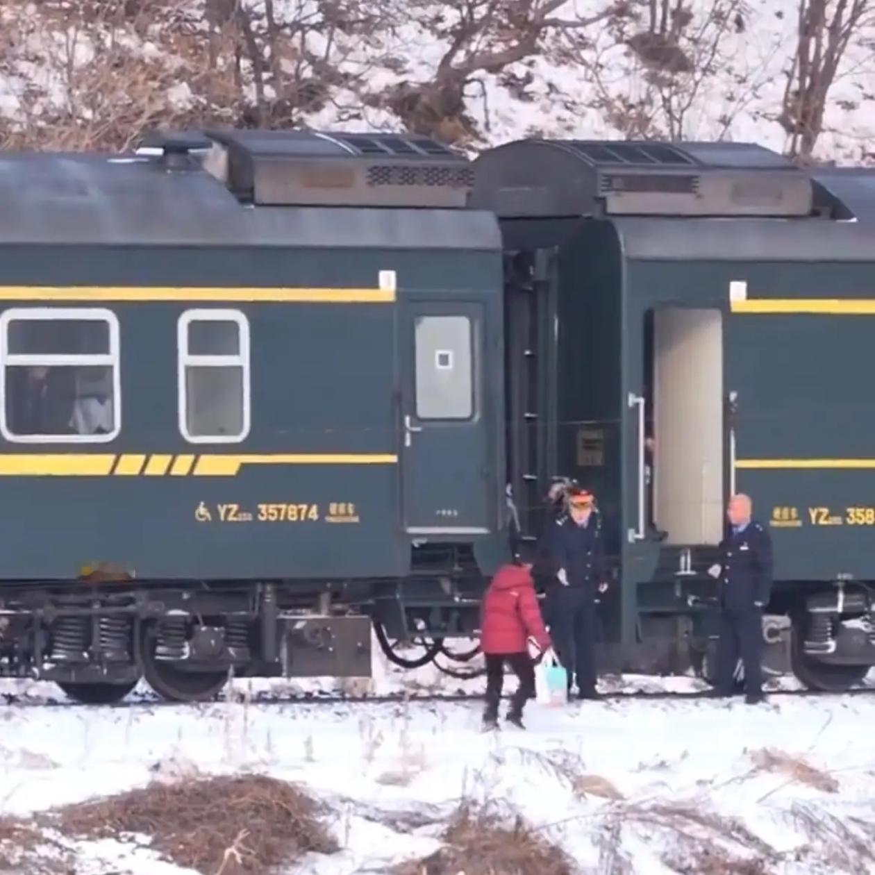 吉林的一趟绿皮火车正在乘降所等待着，三个村民提着行李，在结冰的路上一步一挪，急得