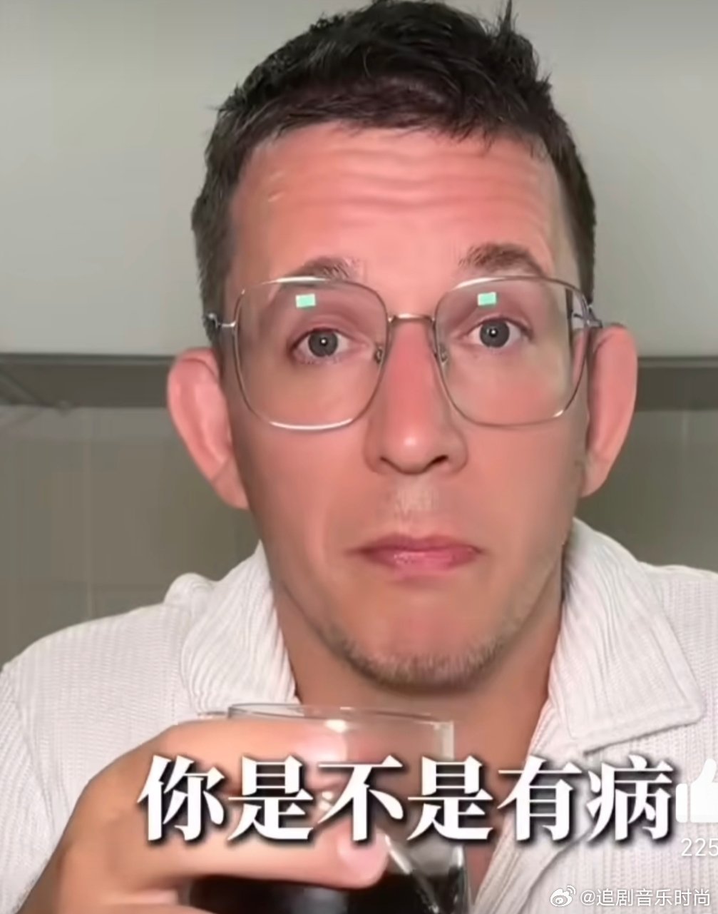 老外敬自己闯中闹过的笑话谁没在中文里闹过笑话？老外点单时把“加糖”说成“加汤”，