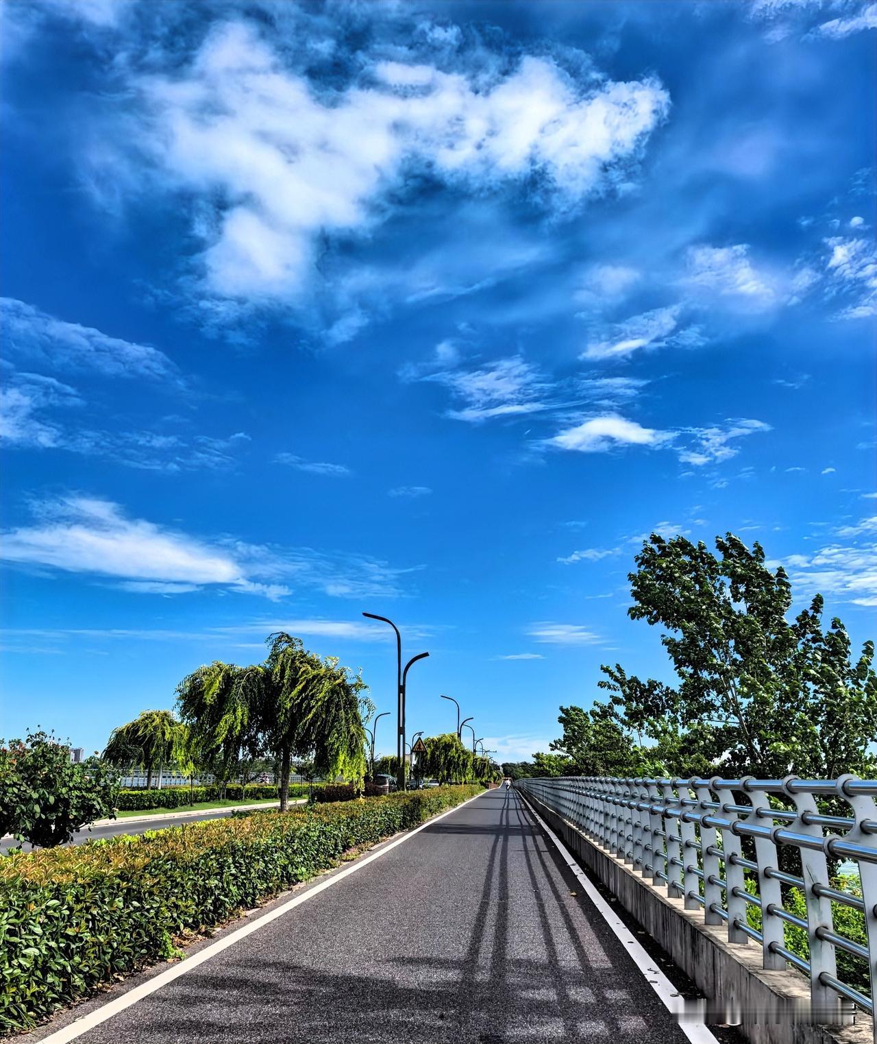 晒图笔记大赛据说喜欢拍天空的人，是心里装满了不羁的自由和浪漫的渴望，首先她应该是