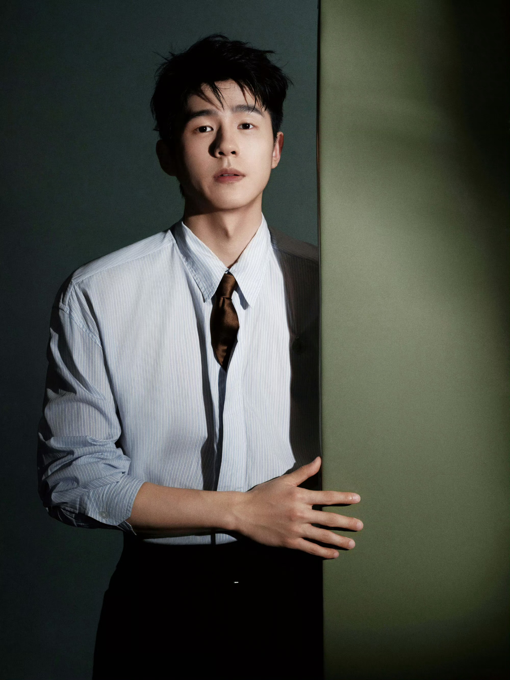 刘昊然 × 微博电影之夜 红毯造型大片 📸in Saint Laurent 2