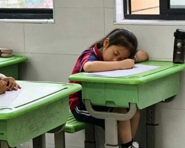 和小学班主任深聊后才懂：孩子不爱午睡，真的没必要硬逼
