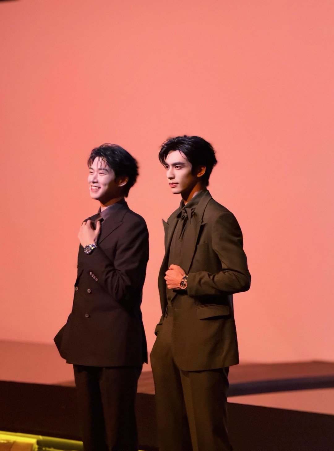 哥哥这块魏大勋略胜宋威龙一筹 魏大勋和宋威龙往那一站，一个成熟魅力拉满，一个精致