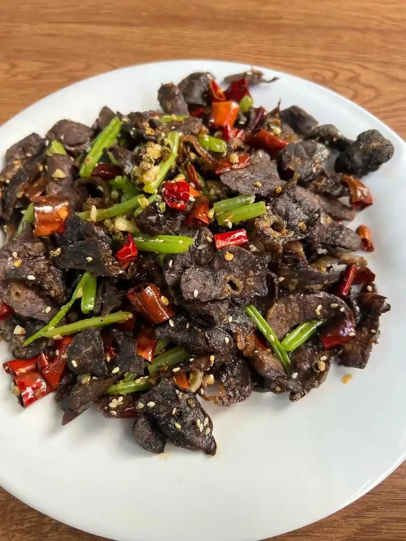 东北打工族最喜欢的10个菜


1干煸肺片
2尖椒干豆腐
3川椒土豆丝
4熘肉段