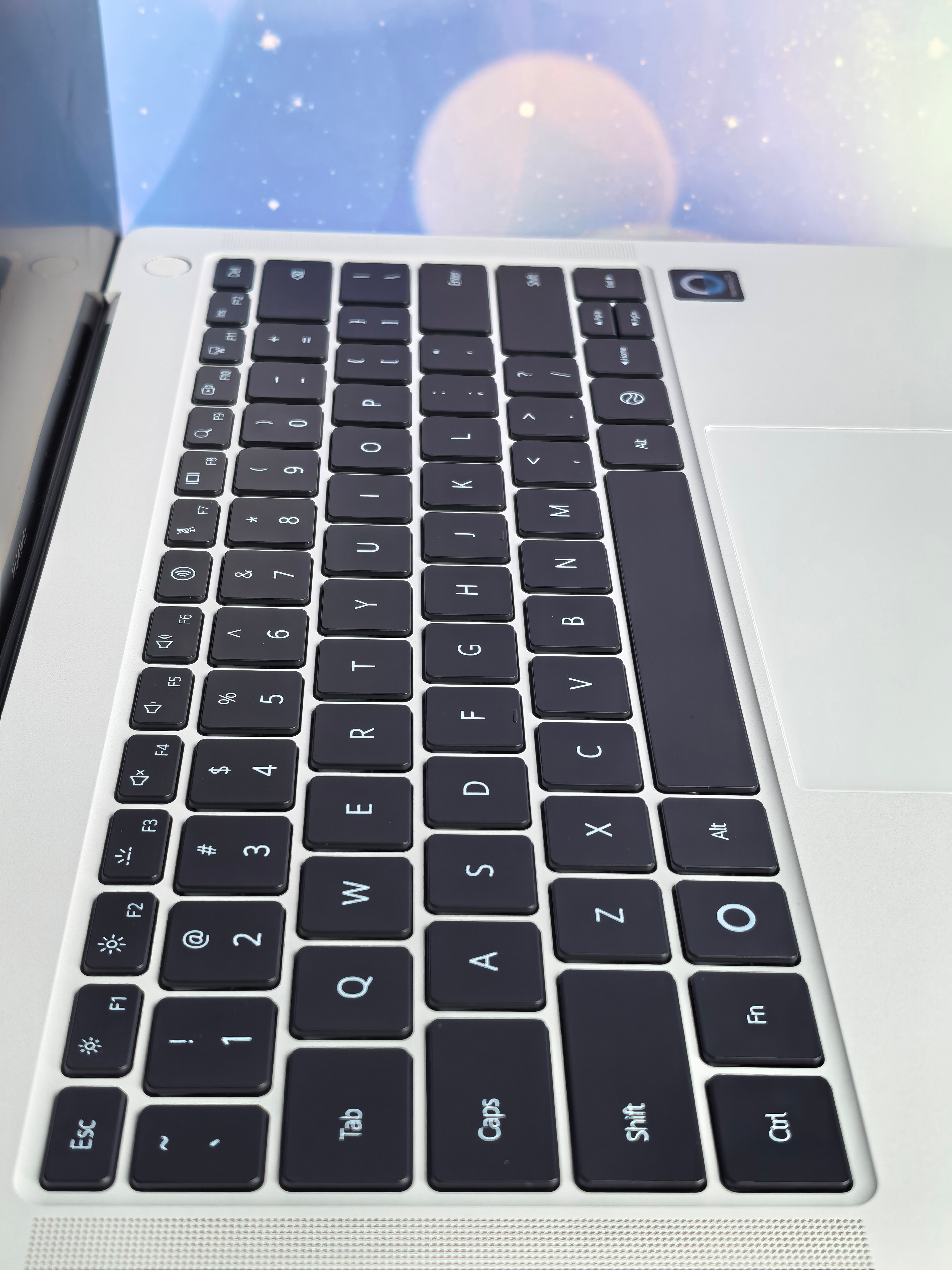 平时剪素材、开一堆文档都用HUAWEI MateBook Pro，性能挺稳的🍸