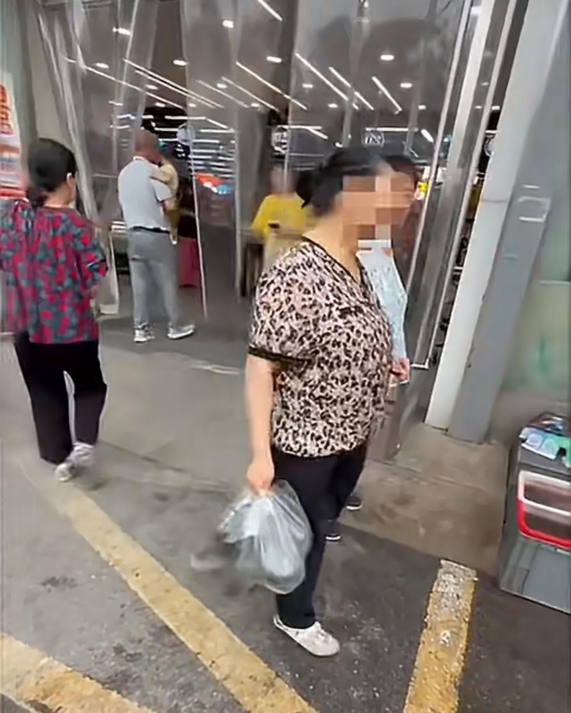 大妈在超市购物顺手牵羊，被门口保安当场拦下。
保安当场质问她，是不是有东西没有付