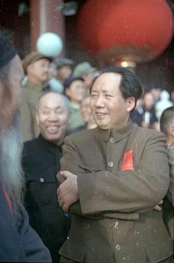 【苏联摄影师镜头下的伟人风采】
弗拉迪斯拉夫·米克沙是苏联著名的电影摄影指导、导