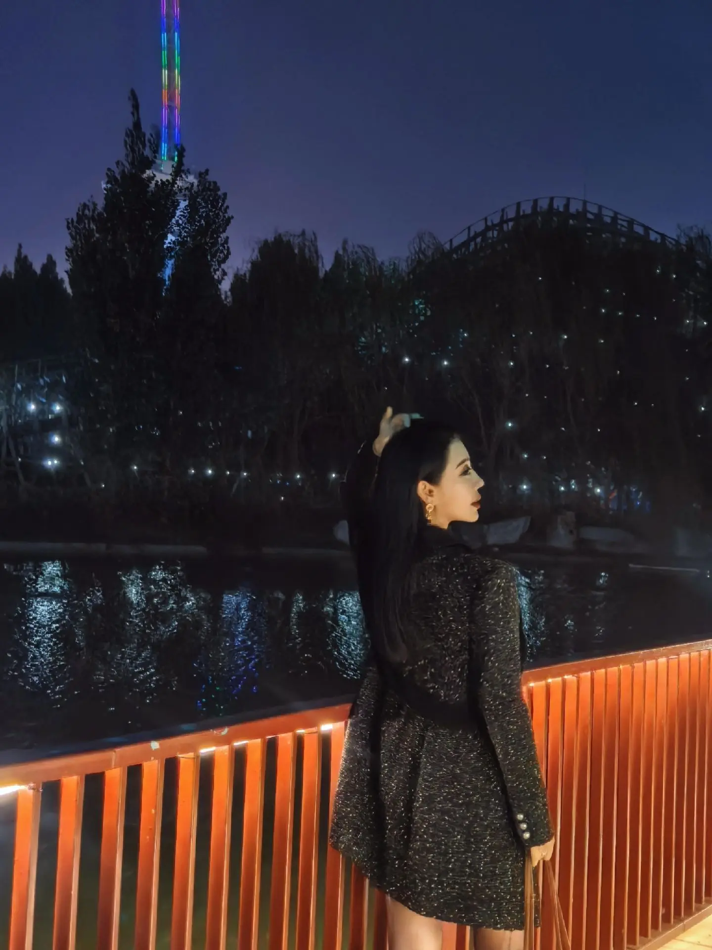 缓缓飘落的枫叶像思念 我点燃烛火温暖岁末的秋天