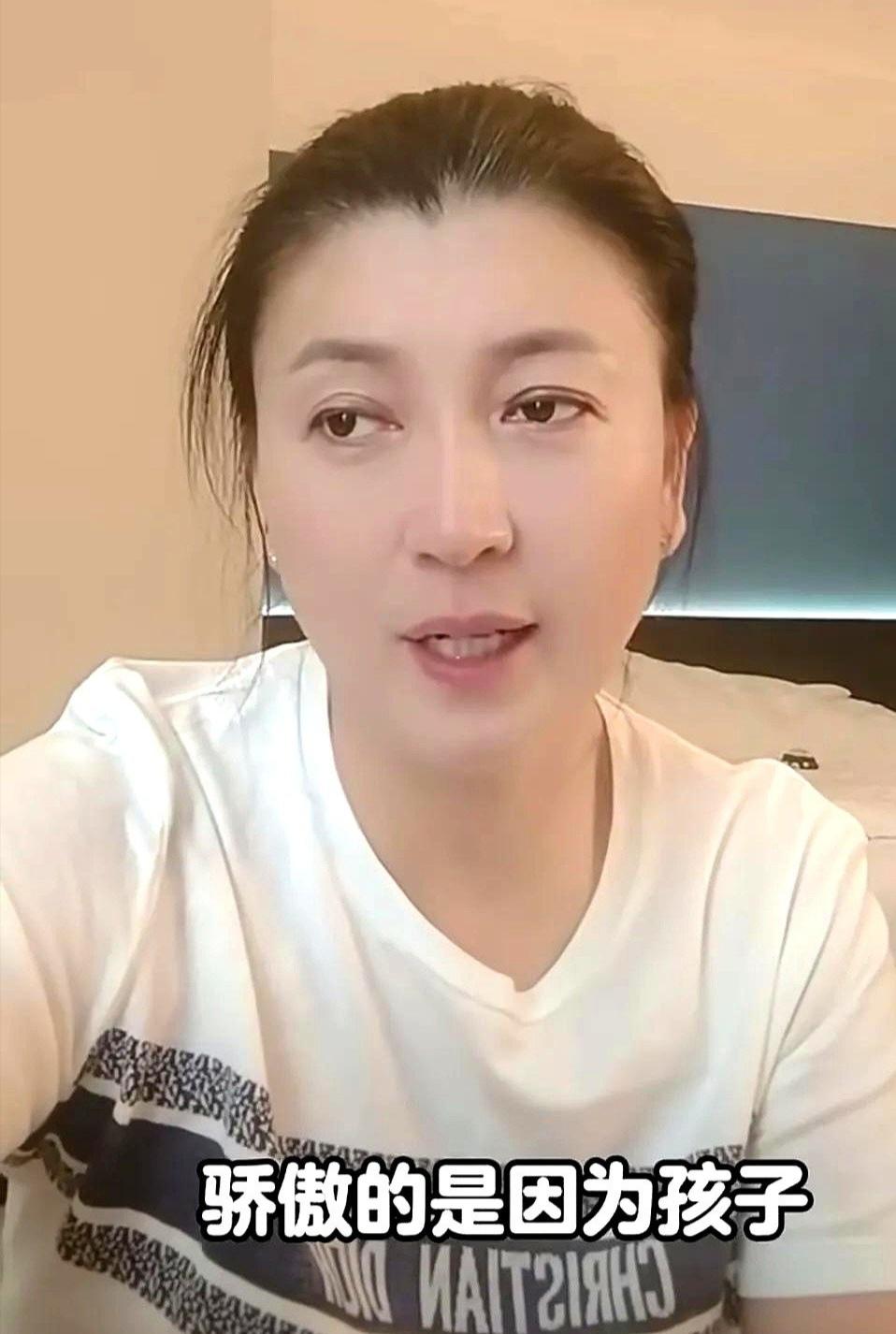 可怜天下父母心呐，闫学晶给儿子一年补贴80万，估计这光是她儿子的花销，儿媳跟孙子