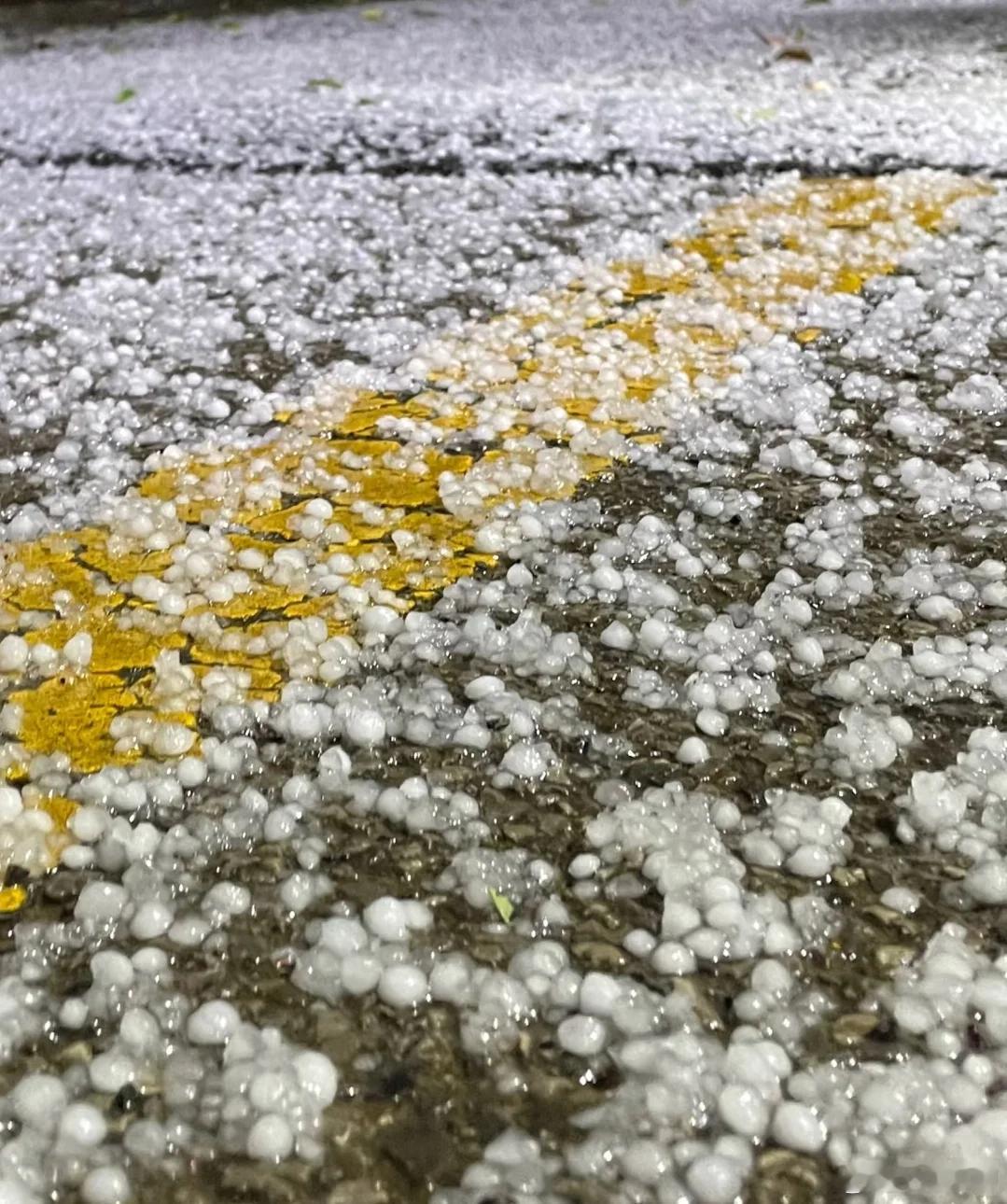 武汉凌晨开始冰雹，今天上午暴雨。在武汉露天停着的车，都在渡劫。不过现在和之前不一