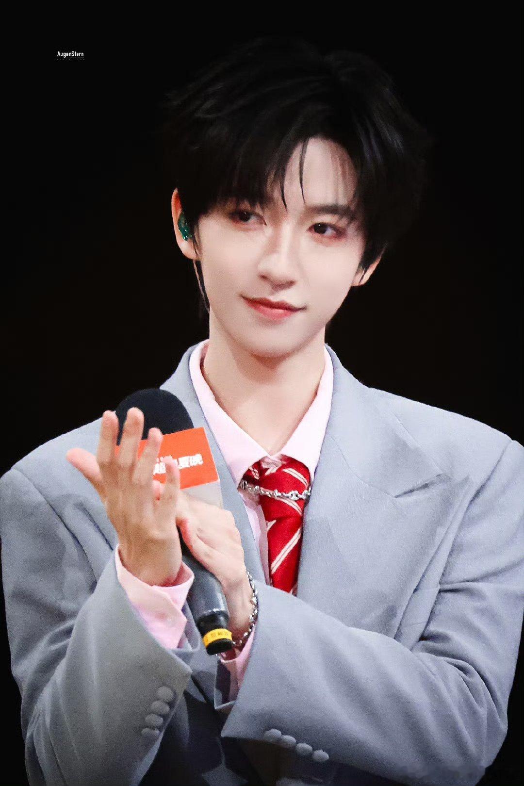贺峻霖贺峻霖HUAWEI nova代言人💚 贺峻霖五十公里桃花坞6“世界上没有