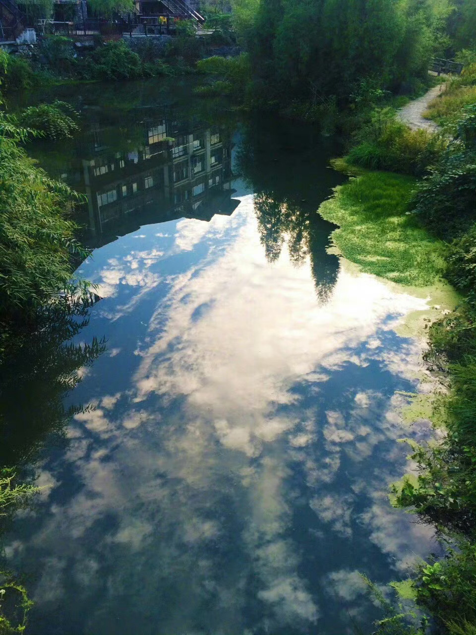 水一旦流到最低的地方，自然就静止下来了。谦卑之人，心如止水。———《半山文集》​
