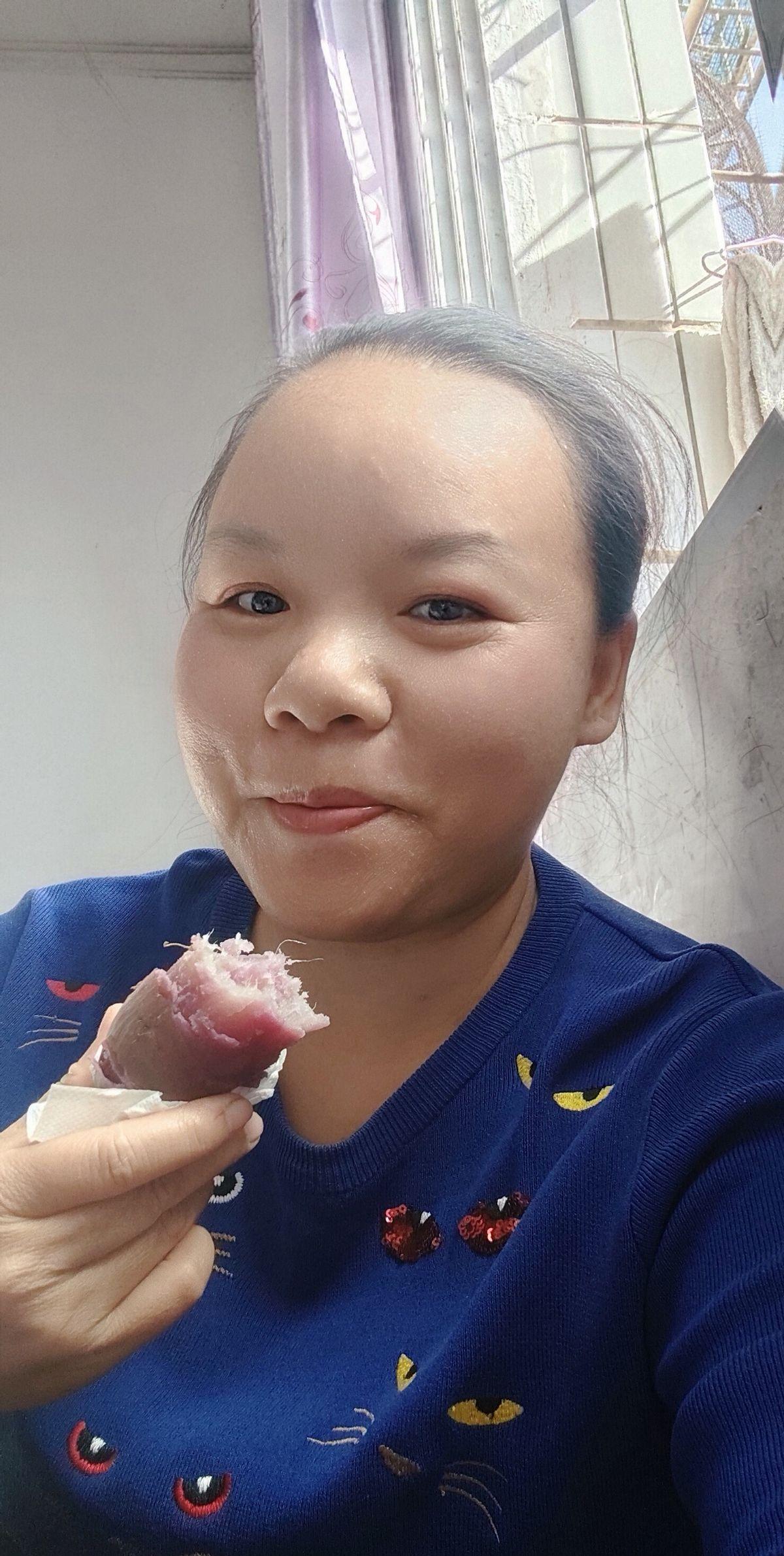 昨天刚给小儿子的美食节交了钱，今天又给大儿子的研学活动转账。中午我坐在家里啃红薯