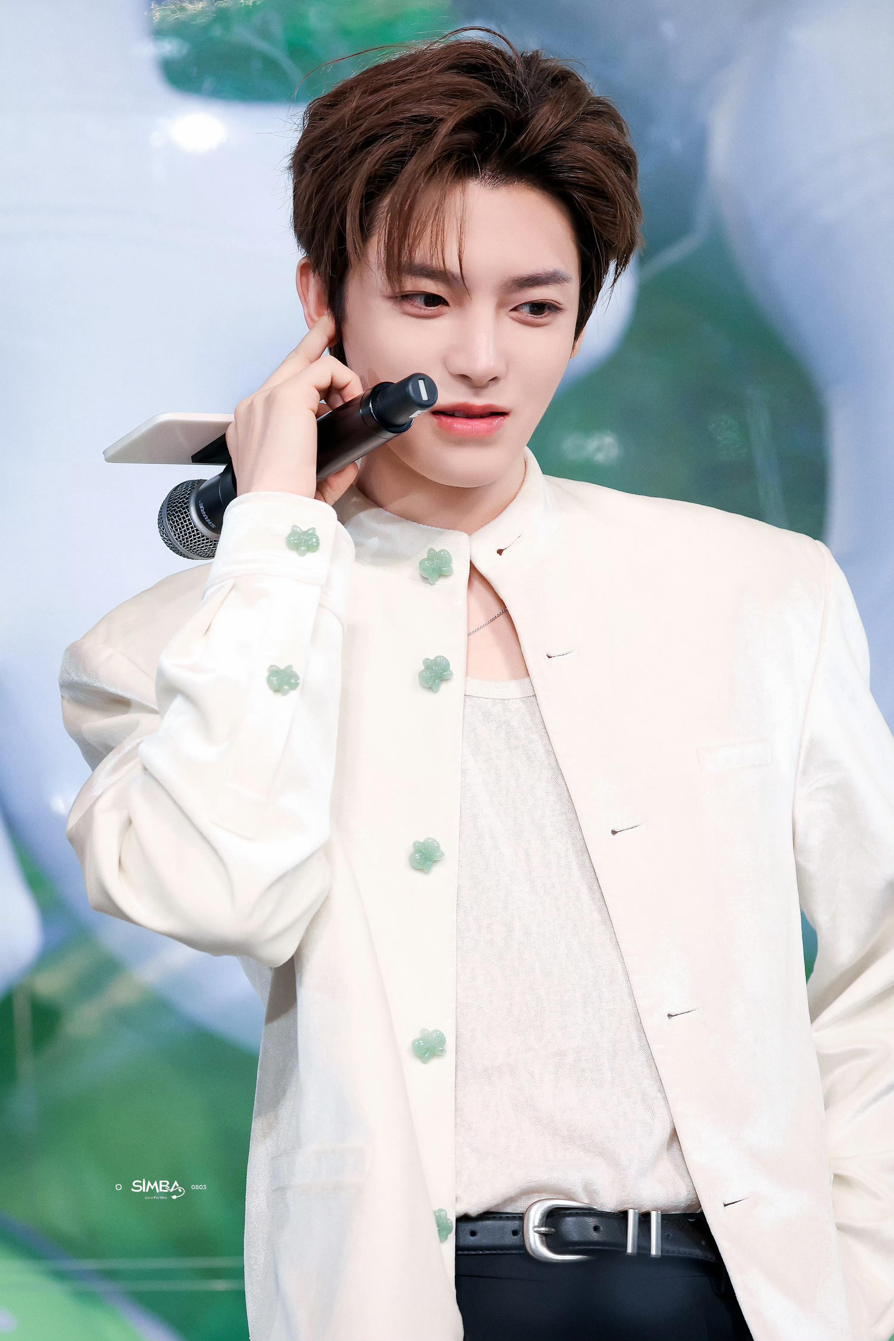 侯明昊又瘦了好多每次都想和他说，多吃点多吃点！看到他吃火锅，都想冲到屏幕里给他夹