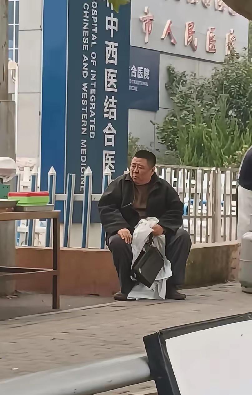 这人看着很眼熟，但又想不起名字了
.