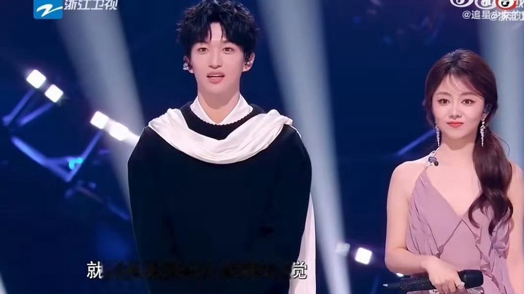 黄子弘凡对谭松韵比赞是即兴 程细心照顾搭档后，发自内心认可的即兴小动作，真诚感远