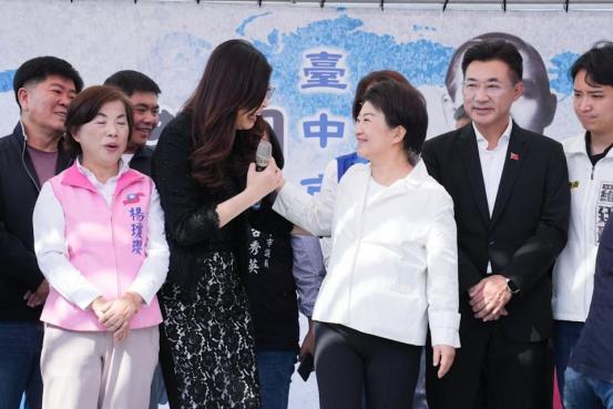继卢秀燕为日本地震捐出10万美元后，郑丽文也决定向日方捐款，更引人关注的是，她将