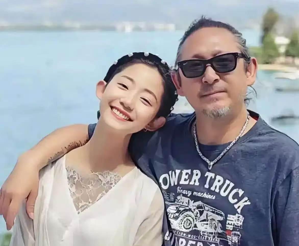 《浪姐7》姐姐们背后的男人深藏不露。
万千惠老公三宝是资深音乐制作人，代表作《暗