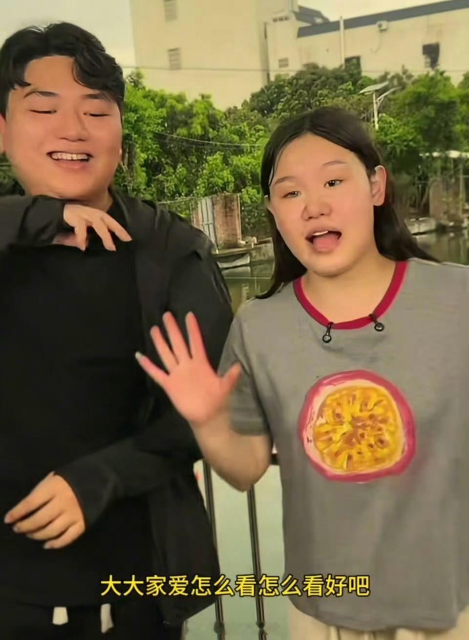 奥运冠军张家齐与全红婵哥哥同框直播助农，网友喊话俩人“在一起”，张家齐同意粉丝磕