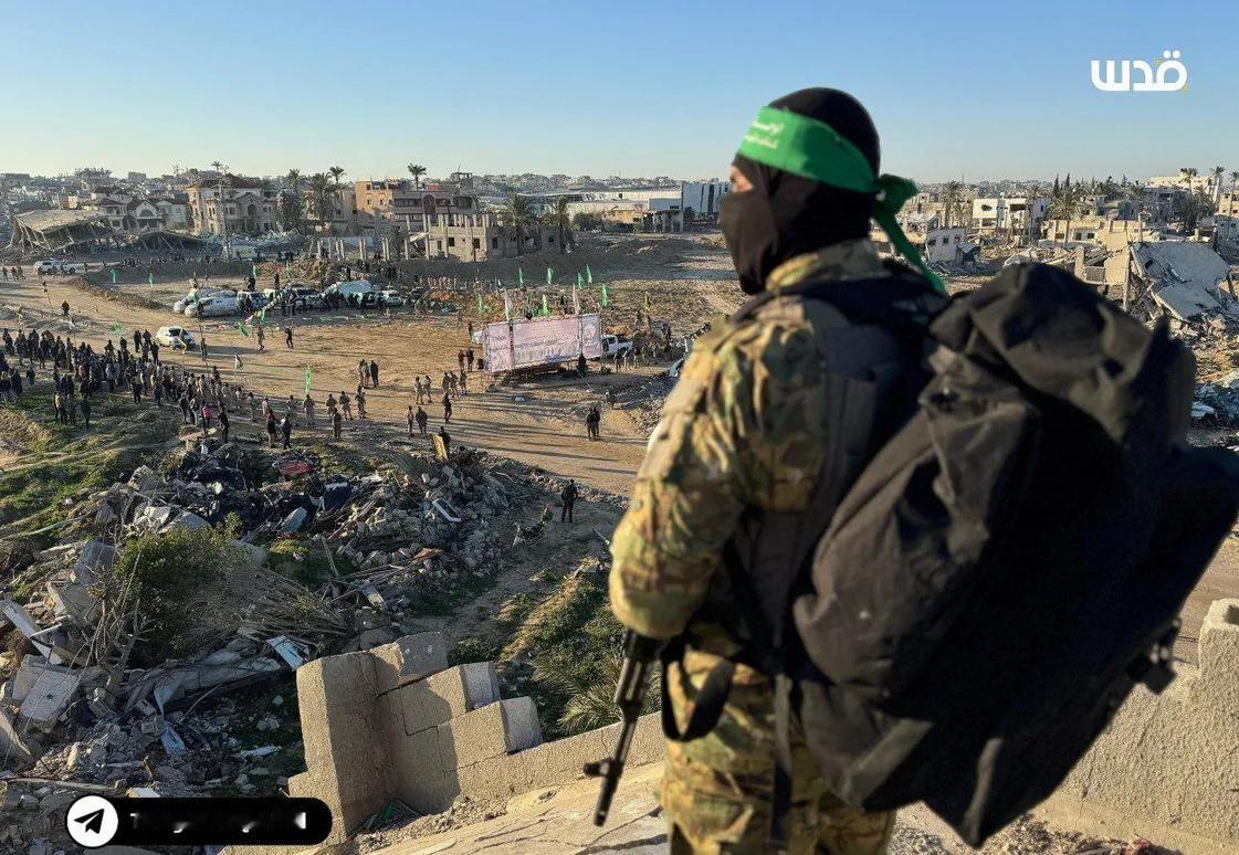 当以色列国防军在加沙汗尤尼斯地堡炸开最后一道混凝土层时，三份用阿拉伯语加密的战术