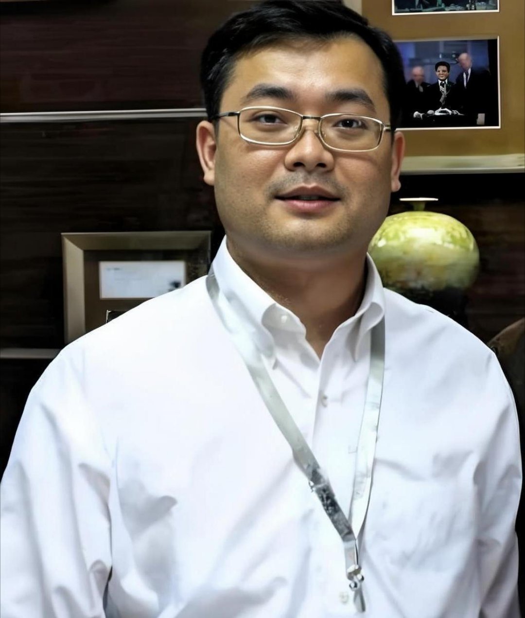 曹德旺儿子曹晖图一可能灯光问题，看起来他的眼睛一明一暗，阴阳眼是很不好的。他的眼