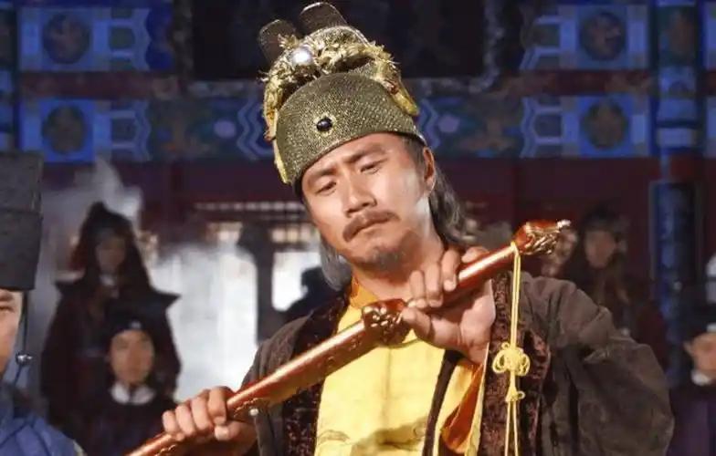 朱元璋创建明朝后，大肆诛杀功臣，手段残酷。光是著名的“蓝玉案”和“胡惟庸案”，就