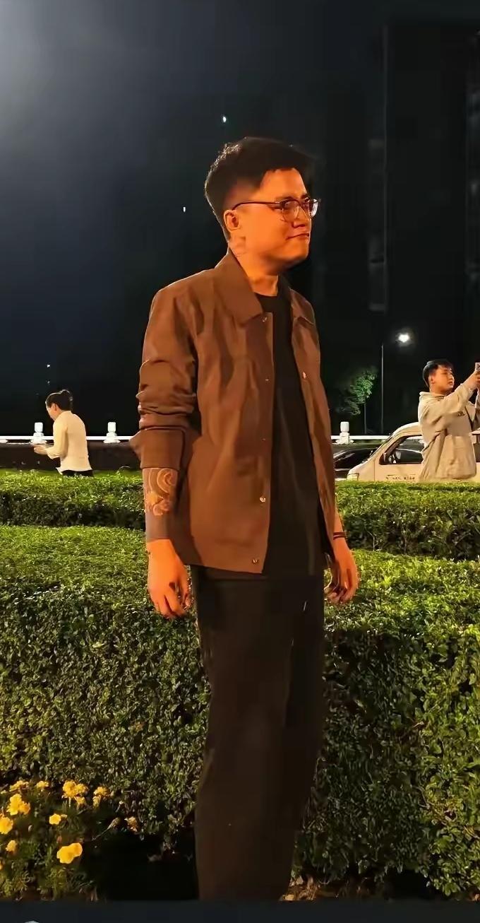 【致敬！成都车祸现场施救的帅哥】成都一起车辆事故，现场有被烧毁的车辆，路过一帅哥