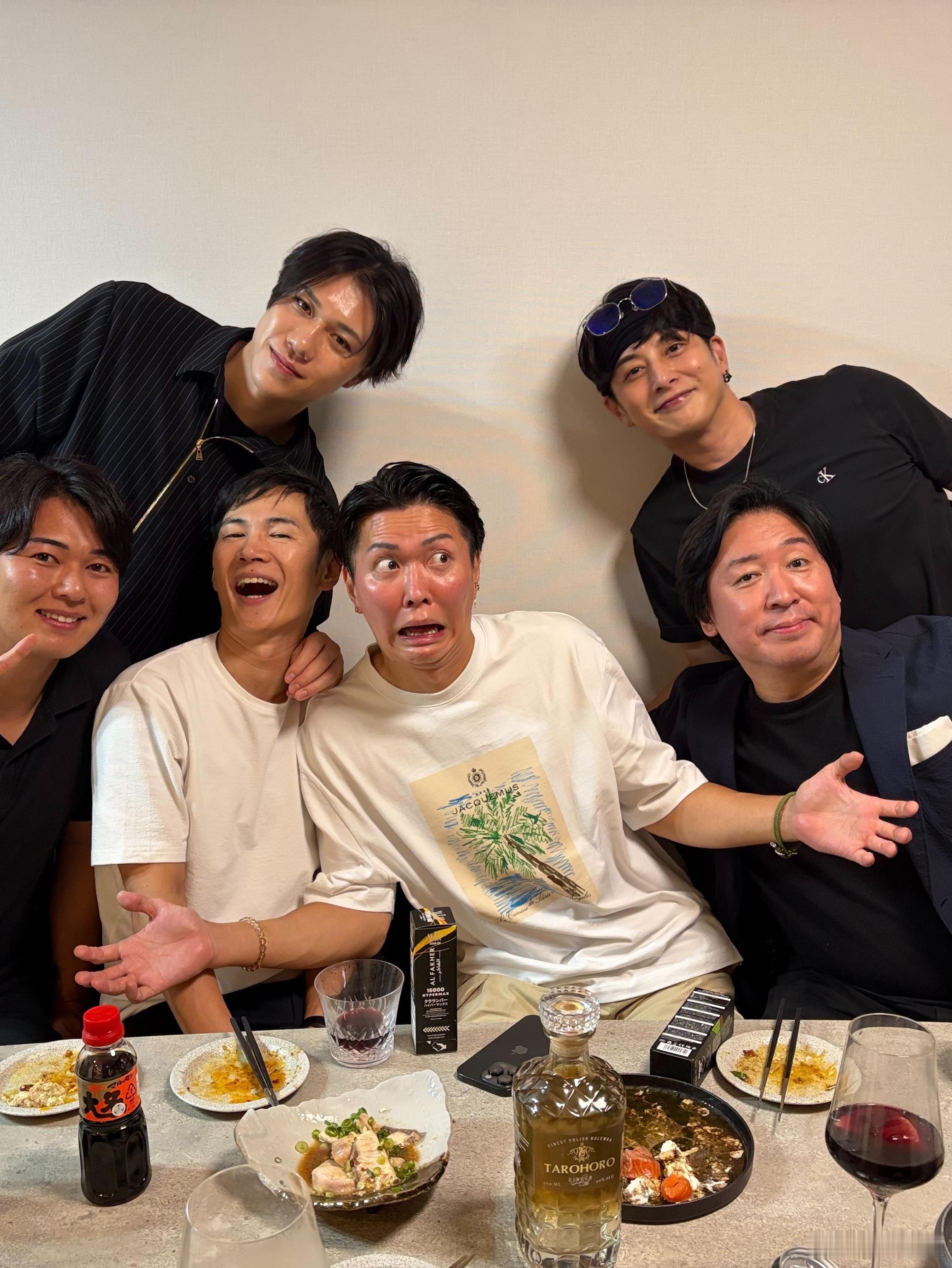 石黑英雄[超话]石黑新图预览石黑动态 恋综的五位男嘉宾终于又齐聚了【石黑桑ins