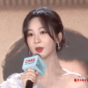 #央视镜头下的杨紫好美#杨紫状态真的一绝，美得毫不费力[赞]期待杨紫承欢记！#杨