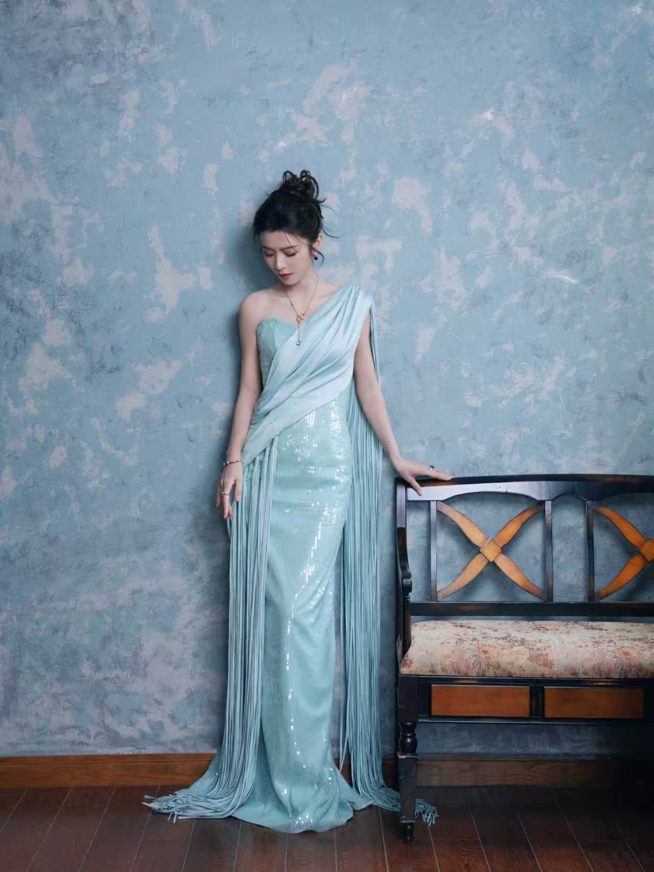 李云霄薄荷蓝裙李云霄东方美人 李云霄微博之夜造型来了，一身薄荷蓝裙温婉大气的东方