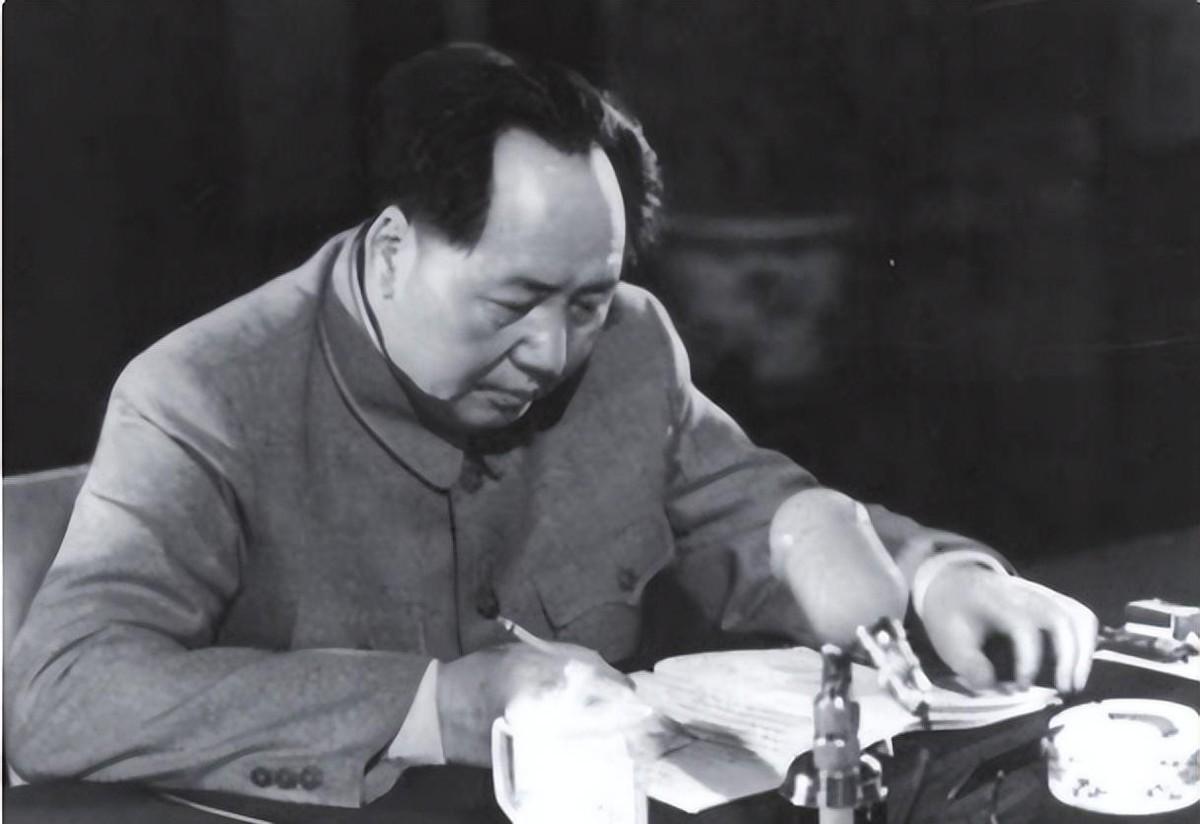 毛主席过年时托人把李连成叫来相聚，见面后假装有些不高兴：是不是把我忘记了？
19