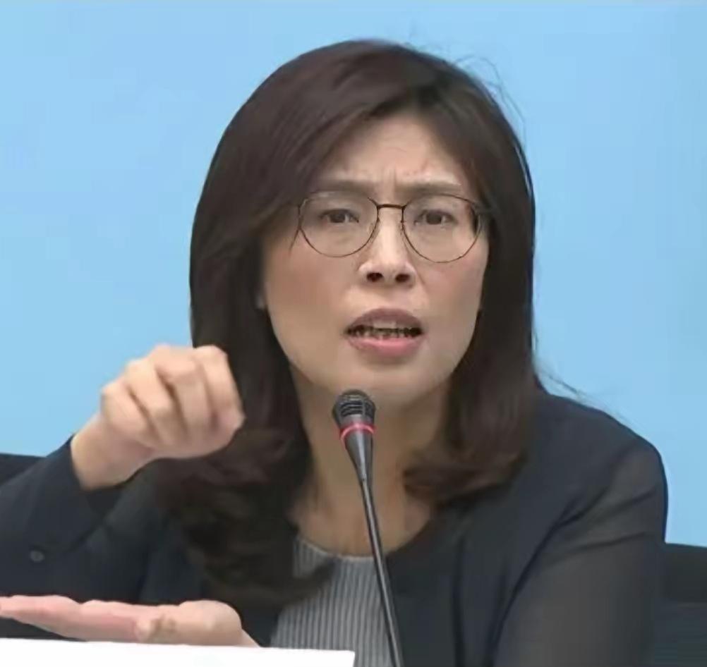 郑丽文在四月份高高兴兴的回大陆交流访问受到高规格接待，更是满载而归回到台湾。
郑
