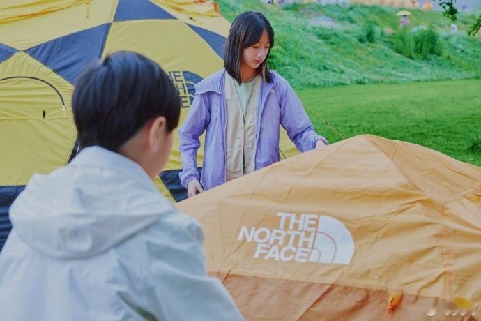 #吴尊记录儿女露营#  在儿童节到来之前，一家四口人一起出去露营🏕️，吴尊记录