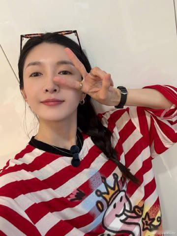 江疏影更新的日常片段太养眼了！自然随性的样子美得毫不费力，连生活细节都这么有品位