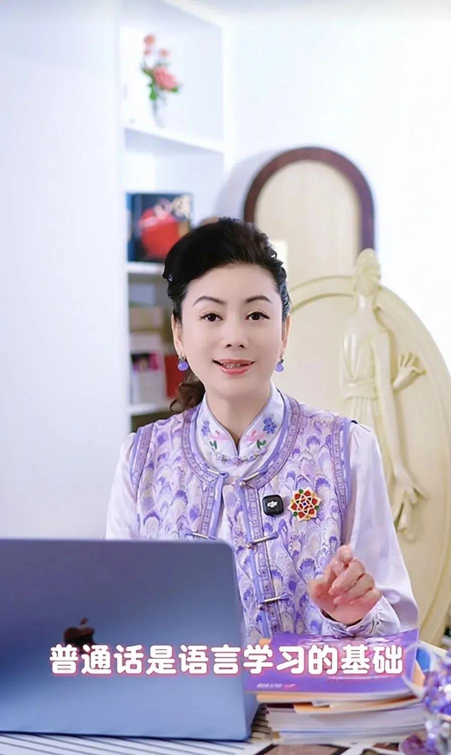 朱军的老婆谭梅不是家庭主妇，是职业女性，如今还在工作。大家看朱军是知名的主持人，