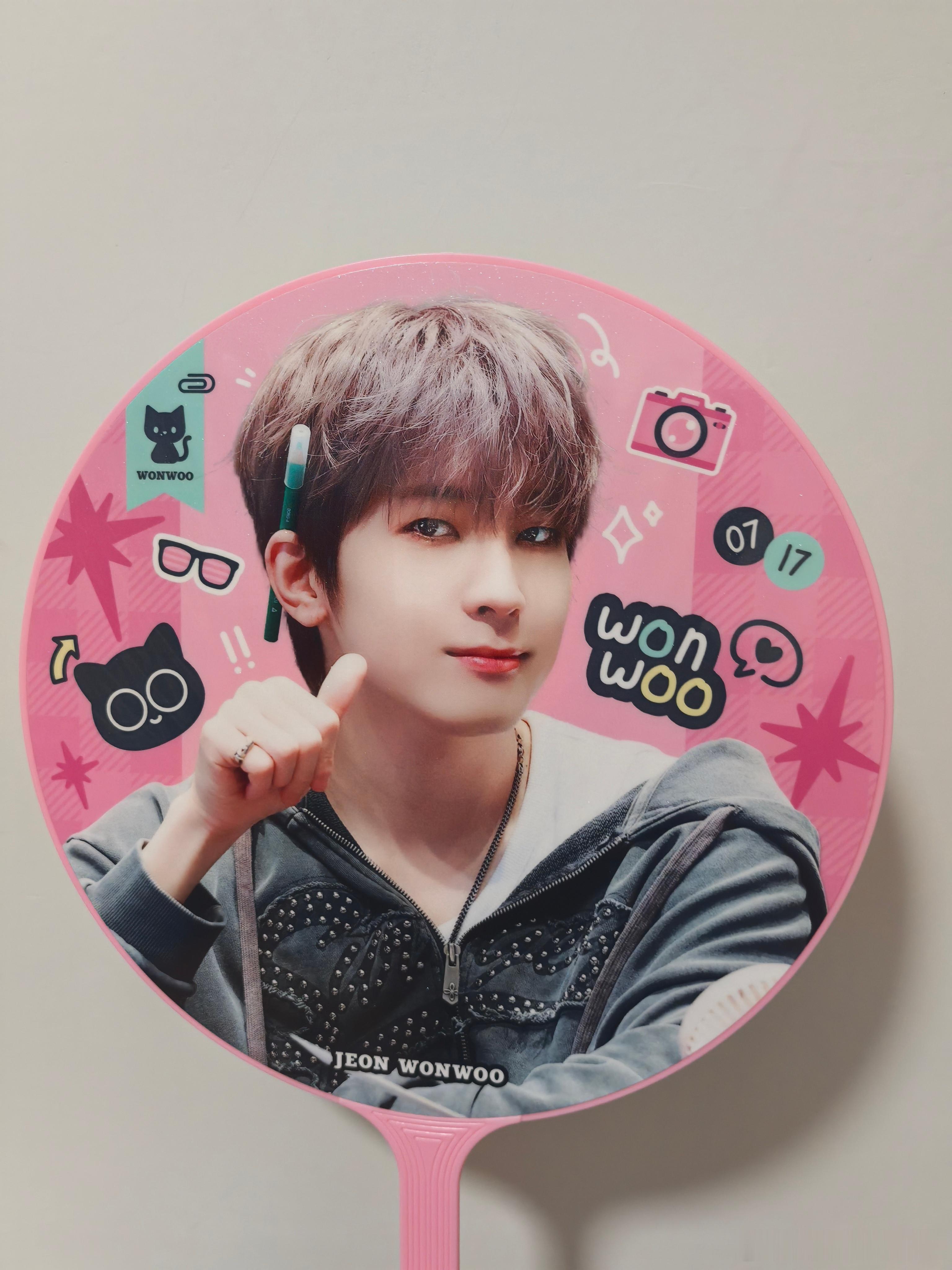 Wonwoo全圆佑 好重的扇子哈哈哈哈 该说不说硬糖的包装比窝窝屎好多了 