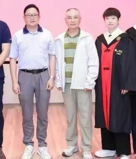 孙颖莎王曼昱毕业照恭喜孙颖莎上海交大顺利毕业，即将迈入清华研究生开启人生新篇章