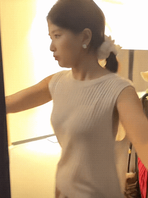 生气归生气，又不是不跟你过了，这个老婆是明事理的好人，还踩着凳子给你做饭，你真是