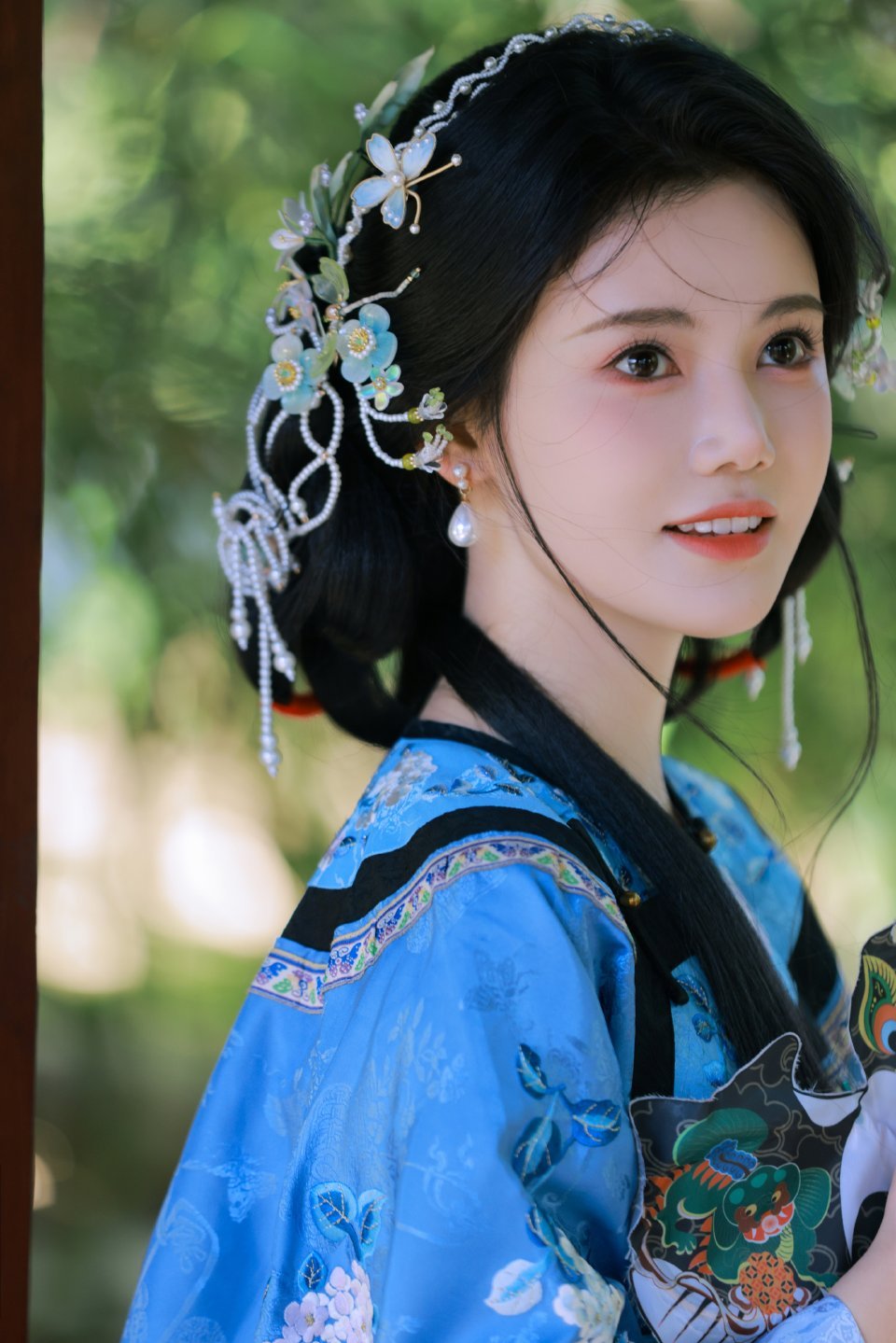 惊叹于孙珍妮是青花瓷成精了 的形容！孙珍妮从女团跨界演艺，每次都带来惊喜。生日造