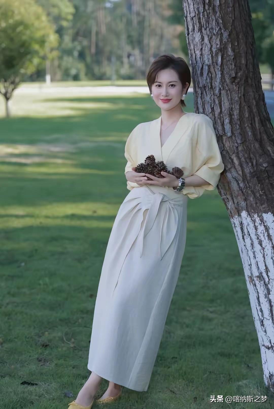 《红楼梦》里的金钏堪称愚蠢之辈，仅仅挨了王夫人一顿责骂，便跳井自尽。用当今社会的