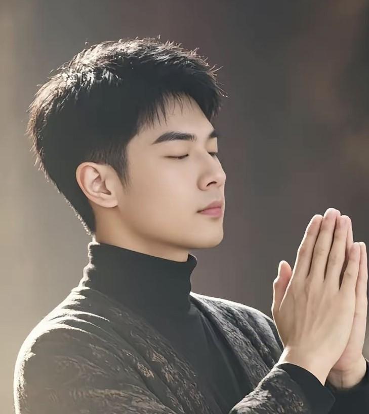 你觉得是正颜好看还是侧颜好看？看看这几张正颜和值颜的颜值对比，你会发现他的侧颜颜