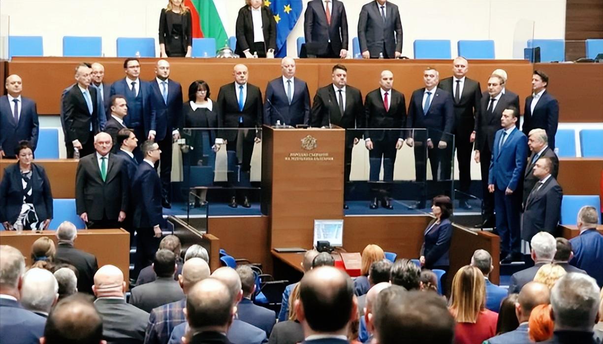 欧盟的手伸得太长了，最近保加利亚马上要选议会，结果欧盟竟然提前下场，直接动用审查