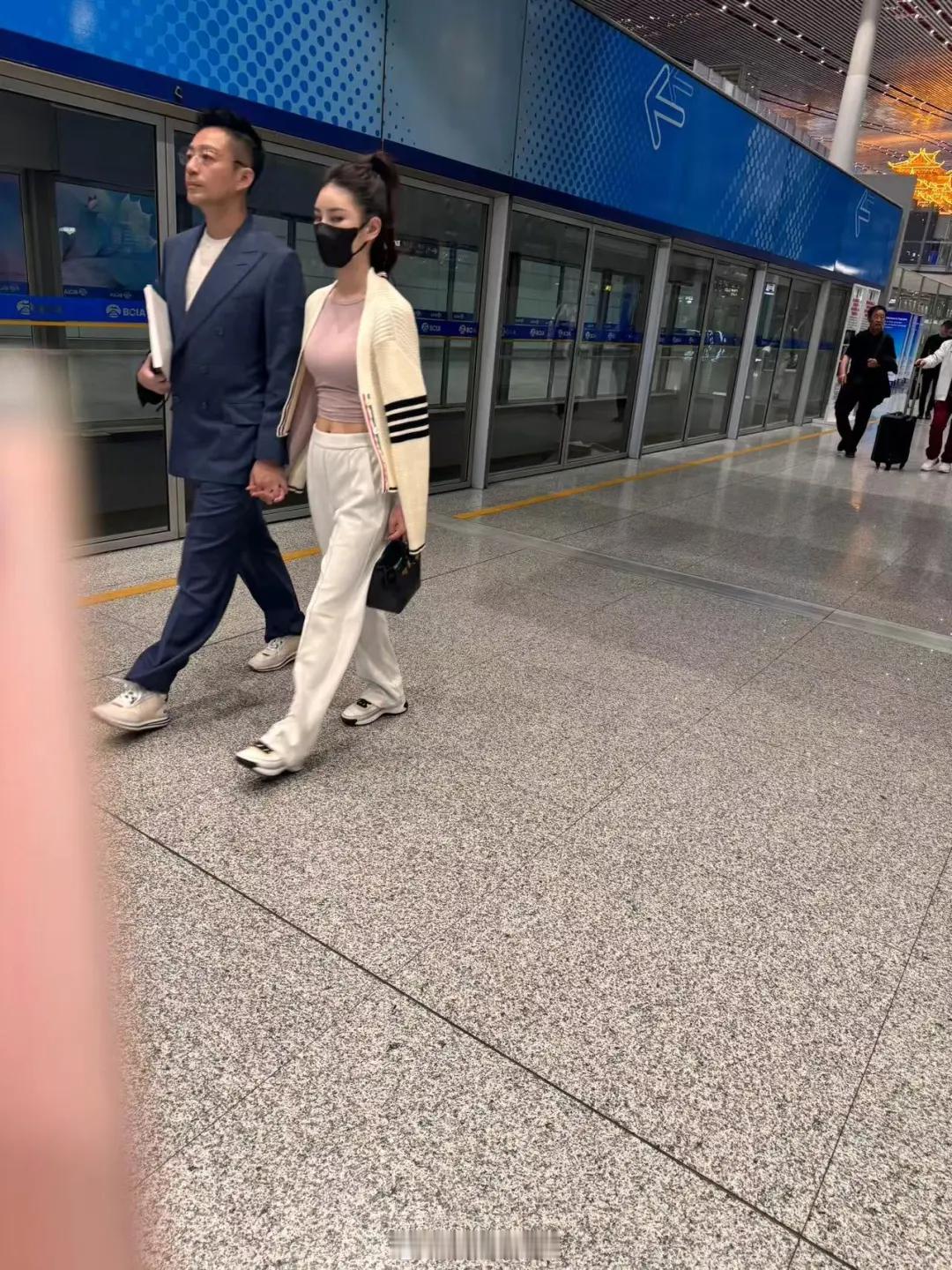 在机场偶遇汪小菲和他老婆俩人比网上好看有气质多了，一眼认出汪小菲#娱乐评论大赏#