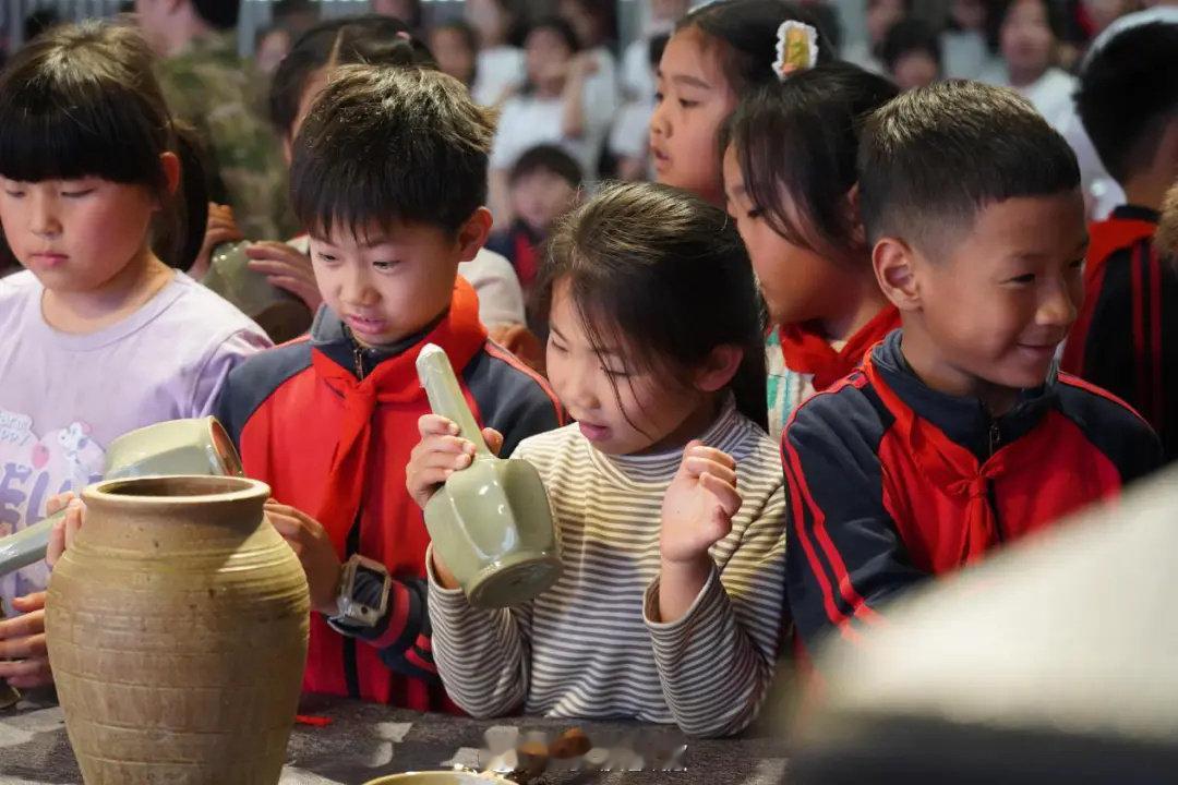 青瓷学派 【宁波学子探秘青瓷学派感受千年青瓷魅力 】近日，宁波前湾新区海真学校滨