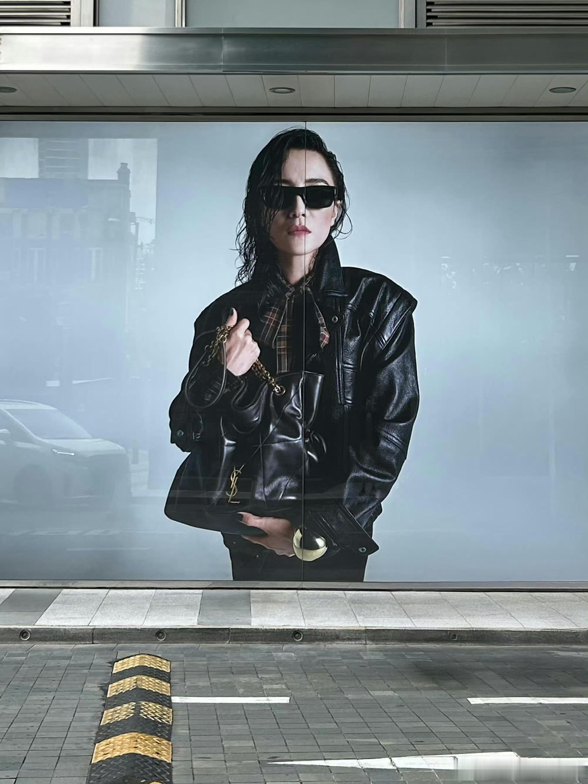 中国区品牌大使宋佳出镜 YSL 秋季全球成衣广告，这也是首位出镜 Saint L