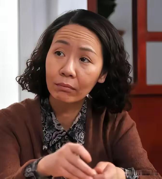 她不算。最丑的女演员，只不过不是肤白貌美的那种美女，但她接地气，演技好，你知道她