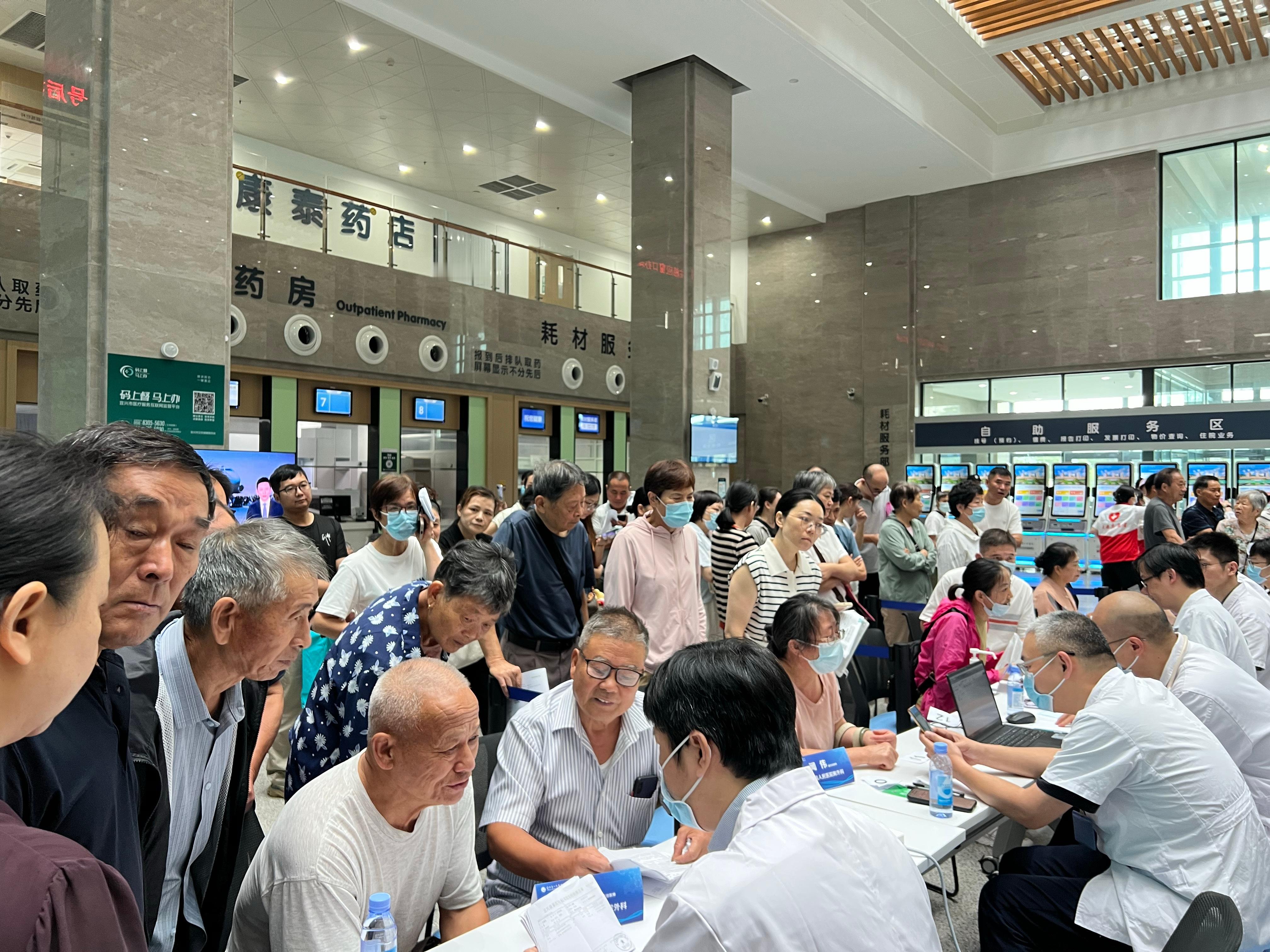 今日天晴放晴，宜兴市人民医院大型义诊现场暖意融融。一众身在南京工作的宜兴籍专家，