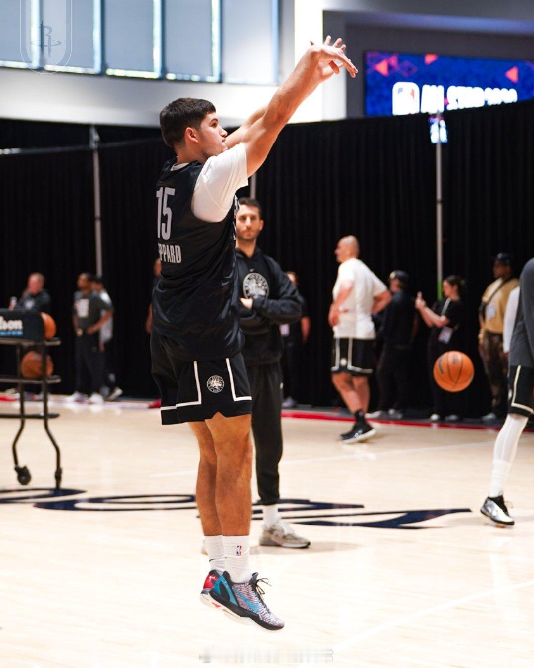 今天有全明星哈，看谢泼德大战杨瀚森对了，发展联盟还有我们的双向合同球员牛顿哈，另